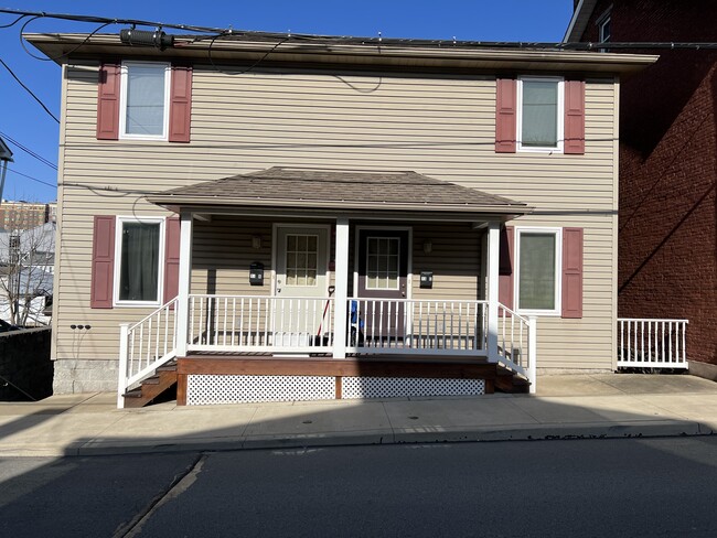 College Student housing - 13 Westminster Ave Apartments Unit B