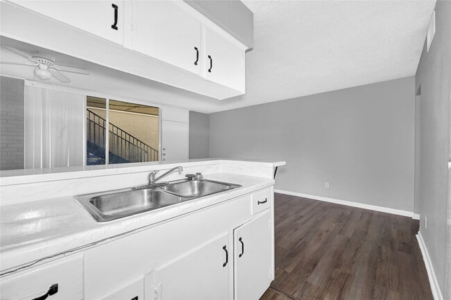 Building Photo - 1200 Carolyn Ct Unit 19