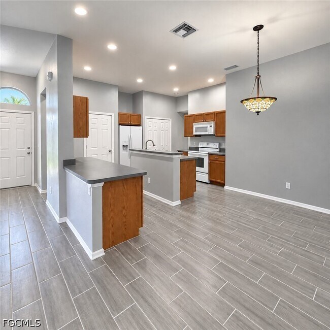 4914 SW 27th Ave