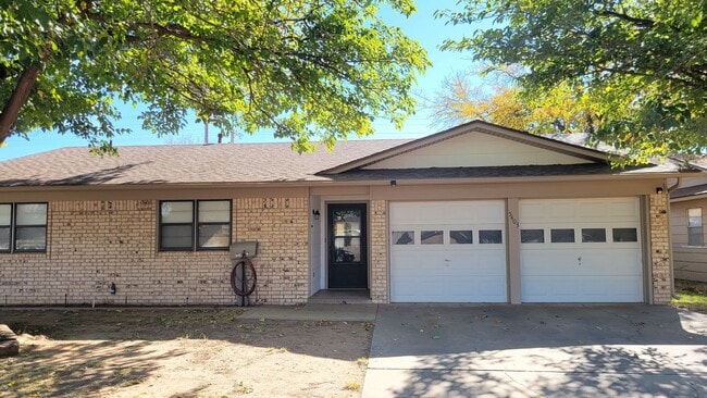 Photo - Leasing now! Cozy and comfortable 3/2/2 Brick Home Available for August