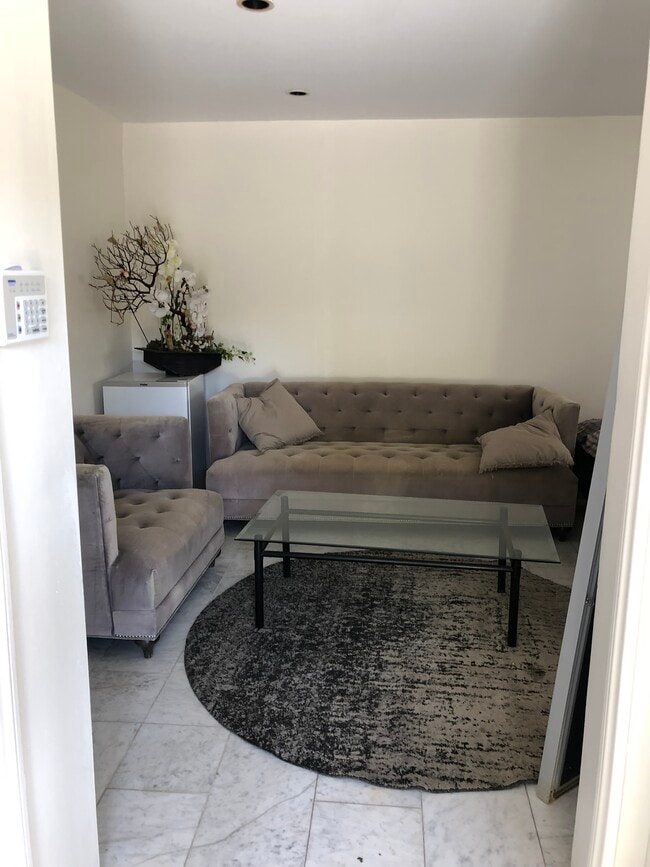 200 S Maple Dr