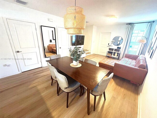 Photo - 476 NE 5th St