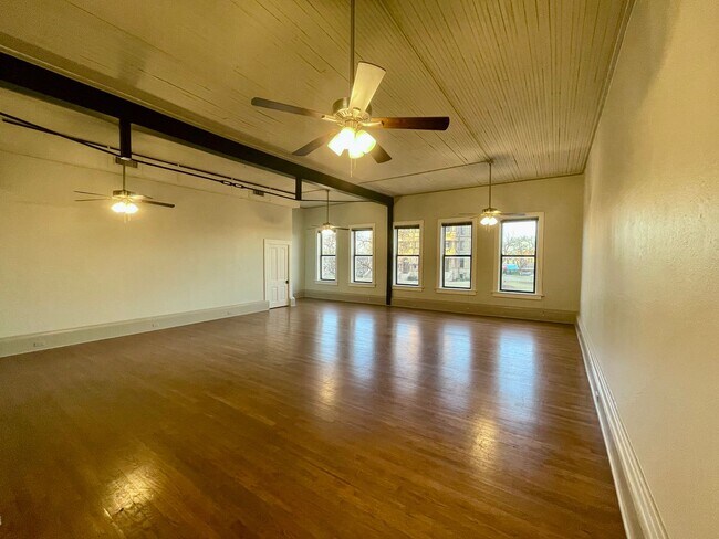 Photo - 105 W Hickory St