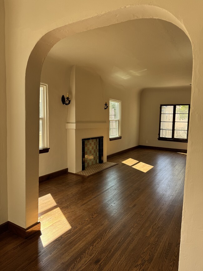 Photo - 458 N Genesee Ave Unit 458 half