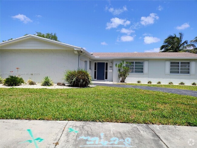 Building Photo - 9941 SW 101st St Rental