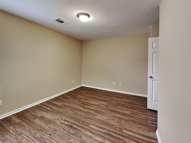 Building Photo - 2306 Hollyfield Ln
