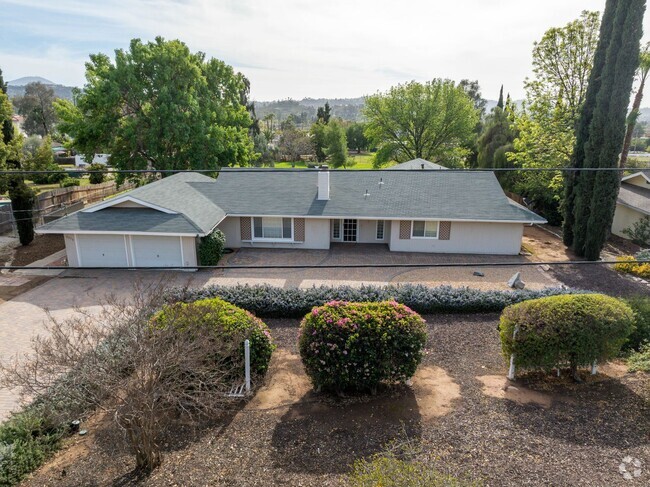 Building Photo - Spacious 4BR/3.5BA Single Family Estate! Rental