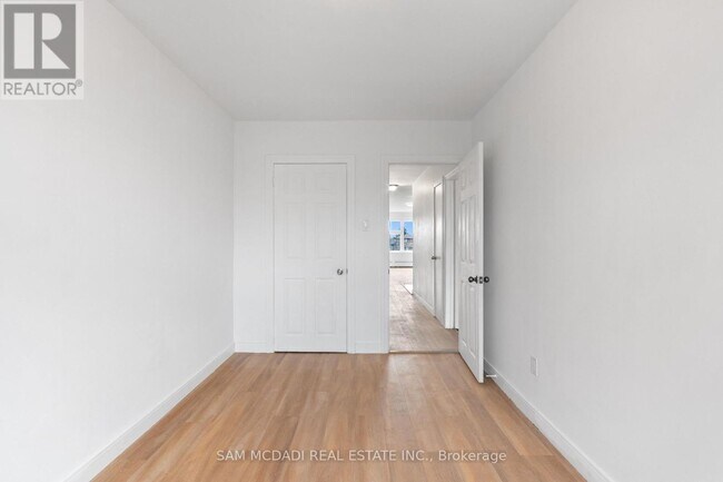 Photo - 1018 Burnhamthorpe Rd E