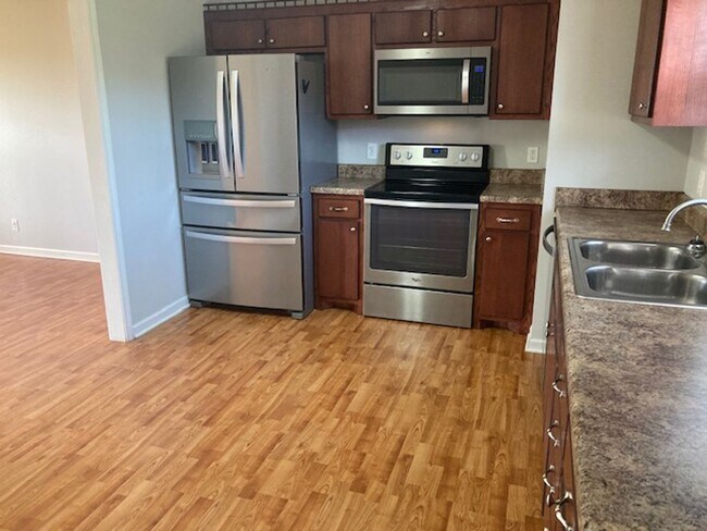 Photo - 122 Stonefield Cir