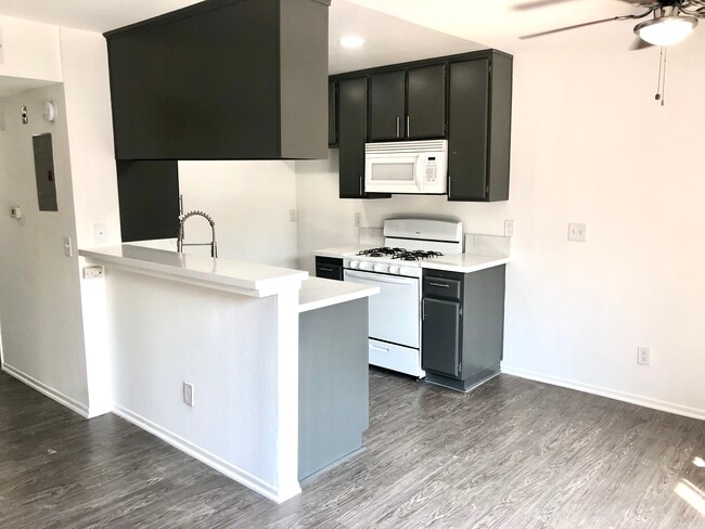 Photo - 14755 Victory Blvd Unit 201