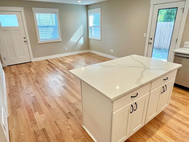 12244 NE Stanton St Unidad C