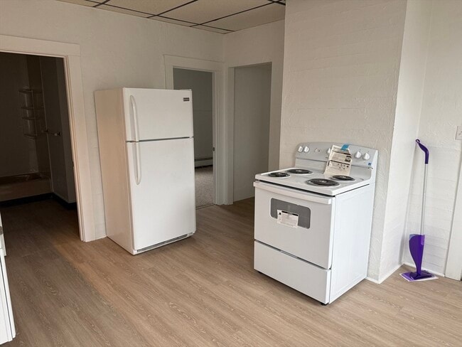 Building Photo - 68 Court St Unit 2