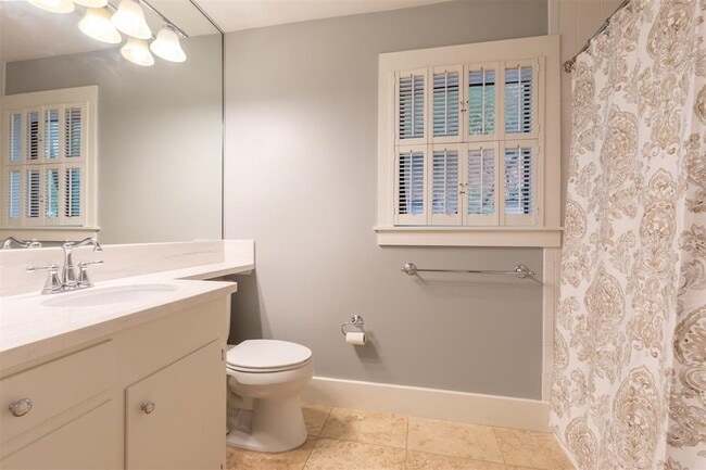 Building Photo - 2038 Bissonnet St Rental