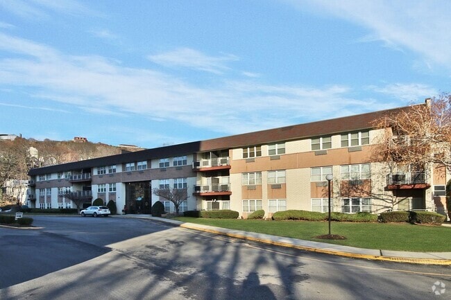 Building Photo - 1111 River Rd Rental
