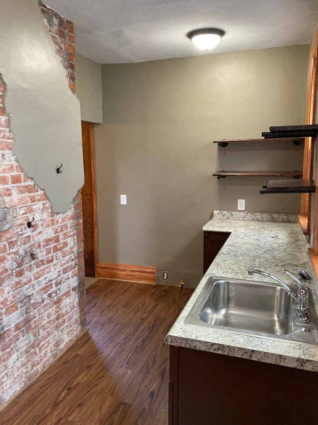 Photo - 406 Wabana St