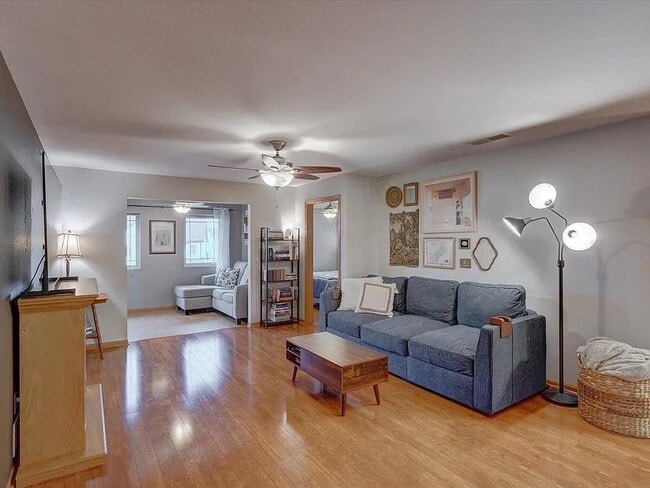 Building Photo - 102 Prairie Heights Dr Unit 416