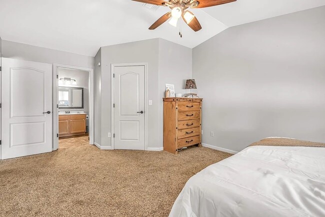 Photo - 466 Tanner St