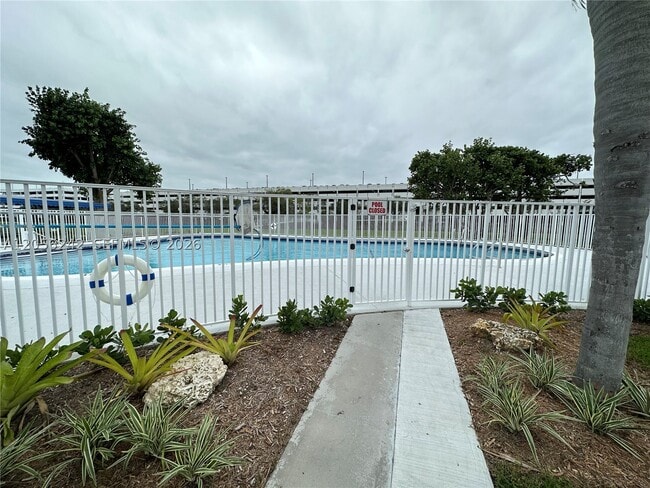 Building Photo - 7348 SW 82nd St Unit C118