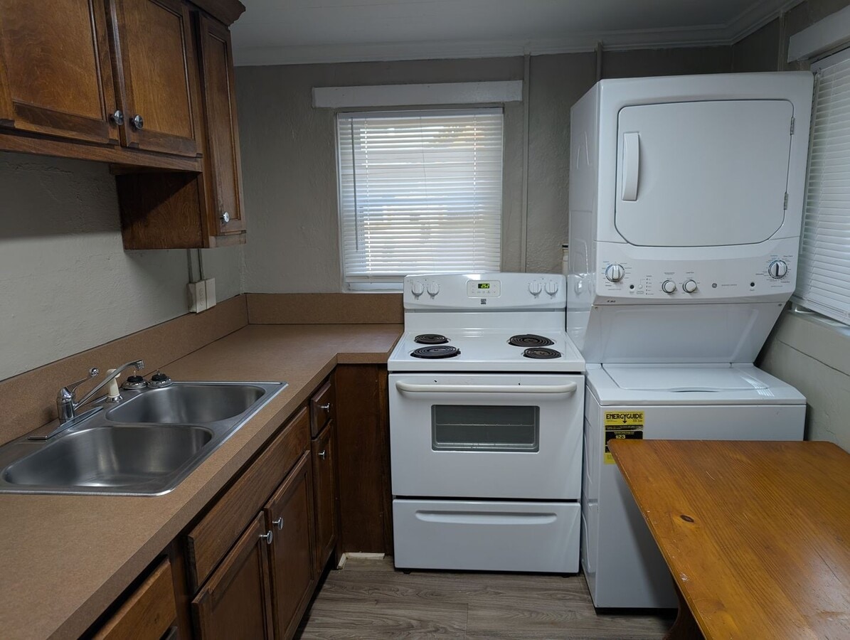 Photo - 946 N College St