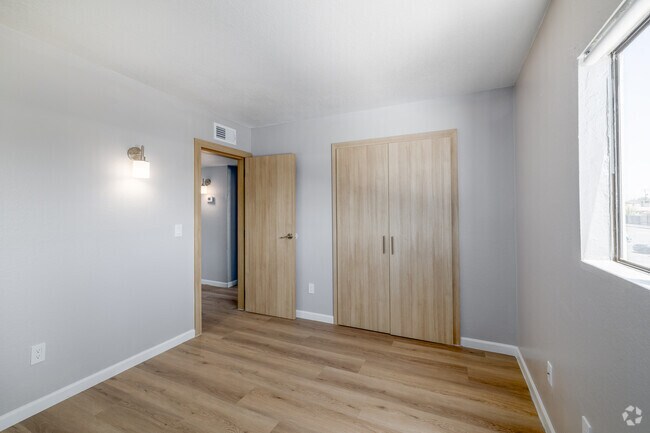2BR, 1BA - 750SF - Bedroom