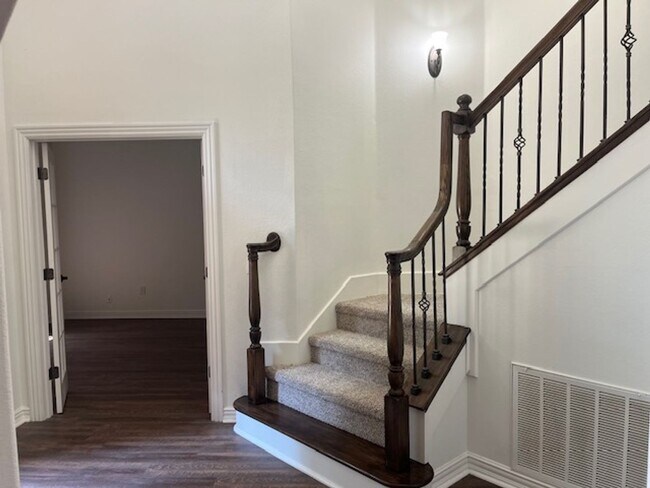 Photo - Beautiful 4 Bedroom 2 1/2 bath Great location!