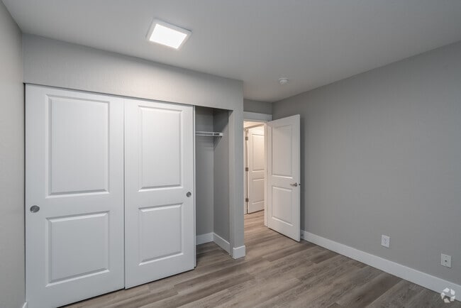 2BR, 1BA - 1,000SF - Bedroom