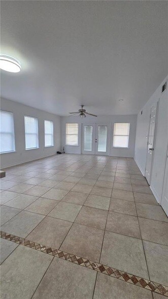 Photo - 870 Marina Dr