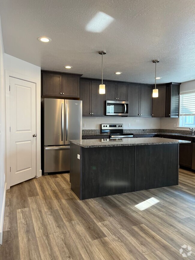 Building Photo - 3 Bedroom/2.5 Bathroom Townhome in Provo!
