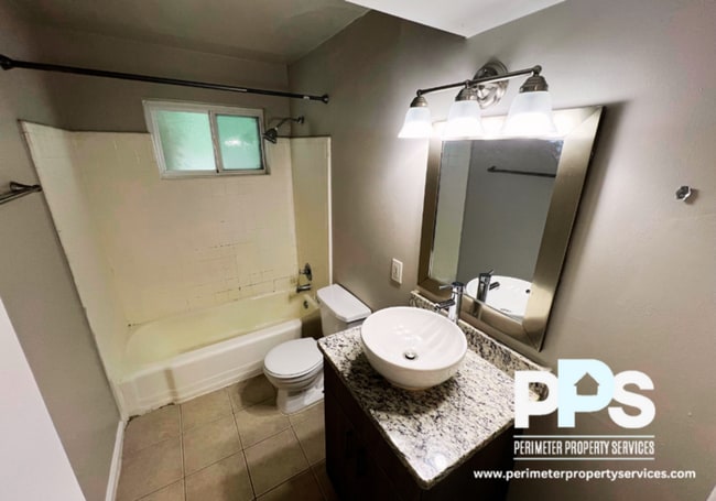 Photo - 221 Lampkin St NE