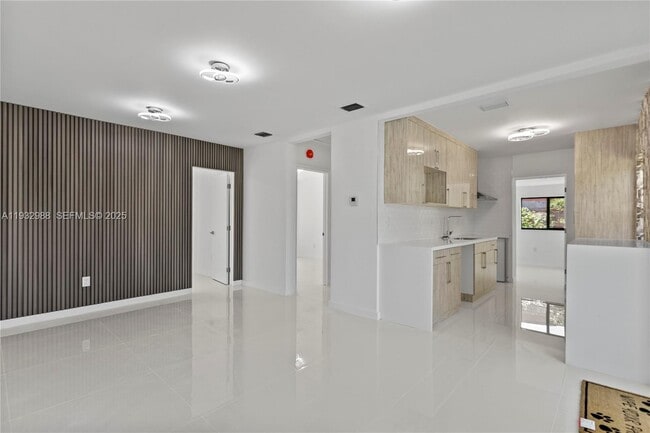 Building Photo - 1640 NE 183rd St