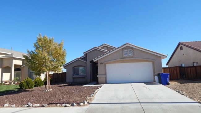 Building Photo - Adelanto Home-3 Bedrooms,2 Bathrooms, Lami...