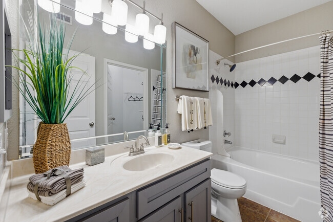 A1A 1BR, 1BA - 551SF - Bathroom