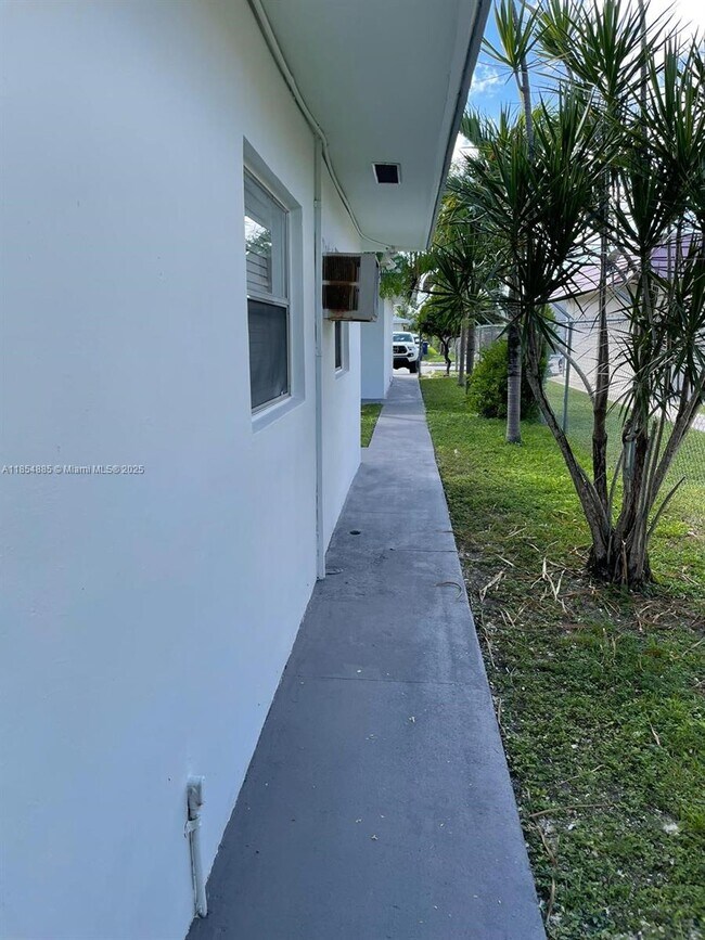 Building Photo - 3970 NW 30th Terrace Unit 5 Rental