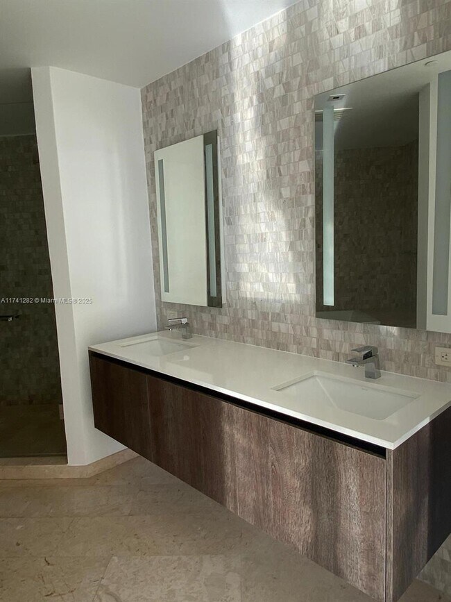 Photo - 68 SE 6th St Unidad 2411