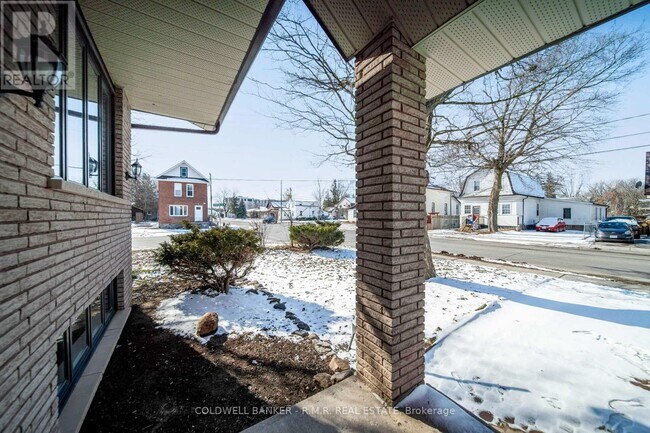 Photo - 60 Albert St S