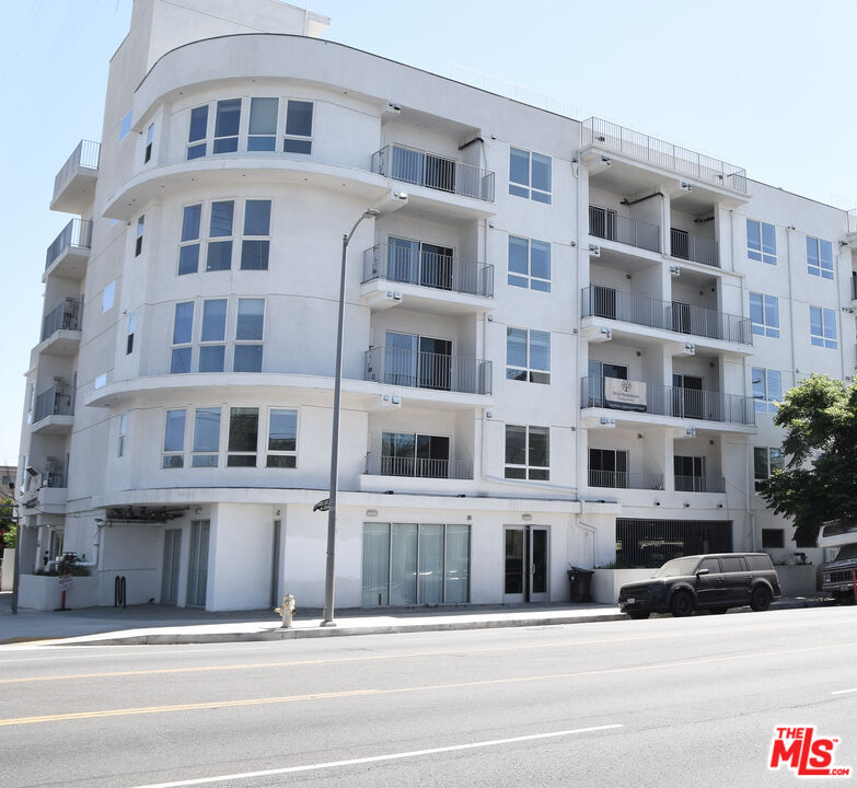 Photo - 6755 Sylmar Ave