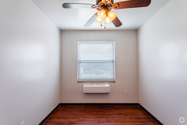 2BR, 1BA - 1000 SF - College View Apartments