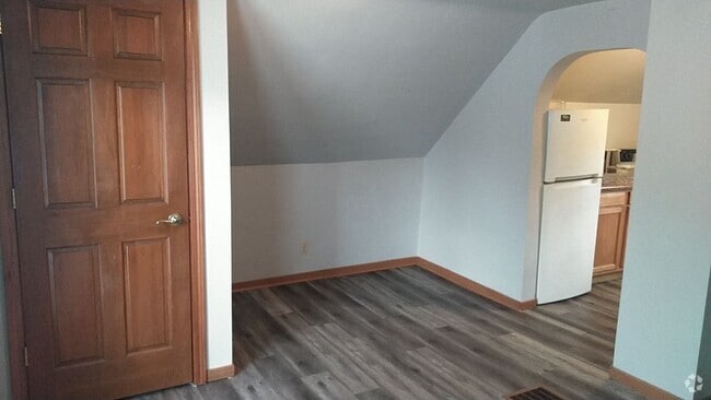 Building Photo - 1539 E Mason St Unit #3 Upper Rental