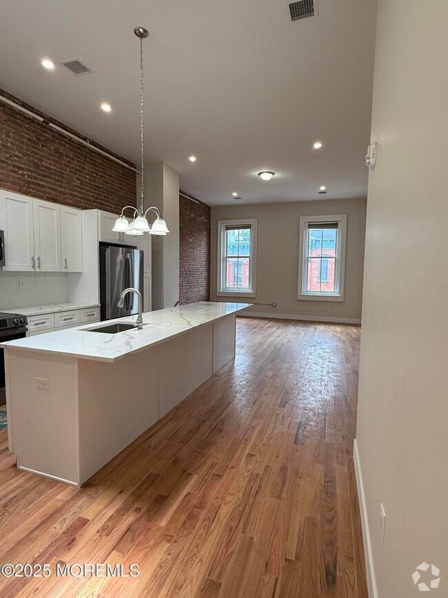 Building Photo - 7 Broad St Unit 4 Rental