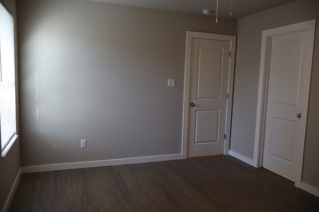 Photo - 1328 Seals St