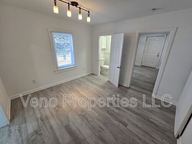Photo - 133 Bay St