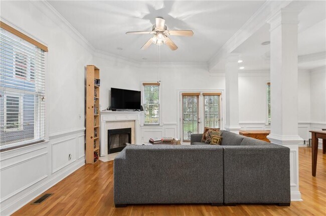 Photo - 649 Peeples St SW