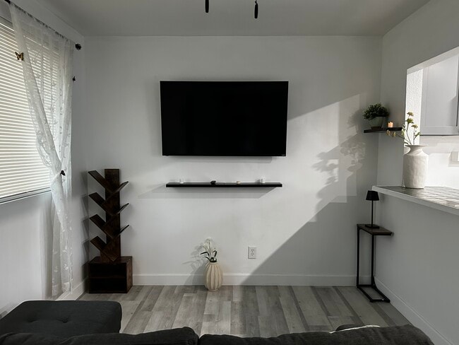 Photo - 7115 Somerset Blvd