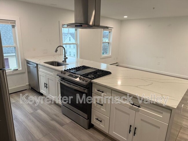 Building Photo - 61 Chapel St Unit 3rd Fl