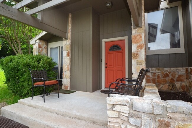 Photo - Large 3/2 in Great Hills w/ Treetop Views