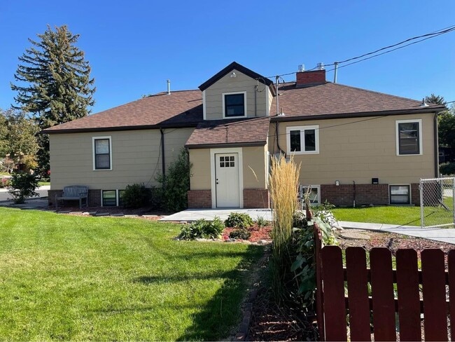 Building Photo - 2614 Highwood Dr Unit South Rental