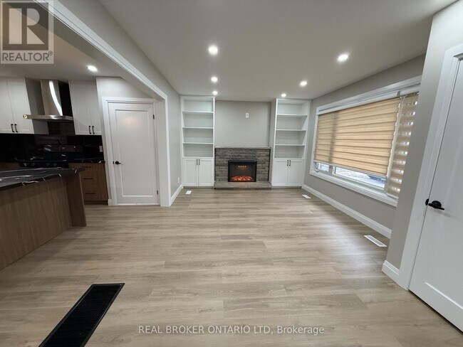 Photo - 294 Burlington Crescent