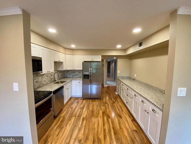 Building Photo - 1 Lough Mask Ct Unit 302 Rental
