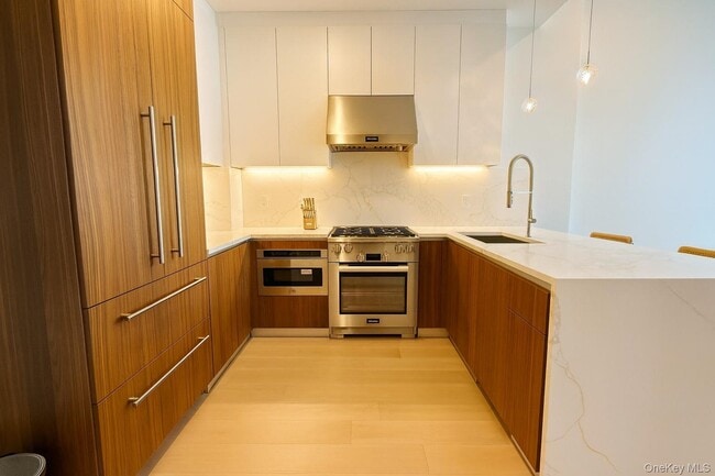 Photo - 35-32 Leavitt St