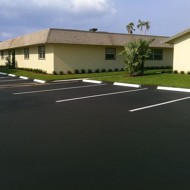 Photo - Sunset Lake Apartments - 481 Banks Rd Marg...